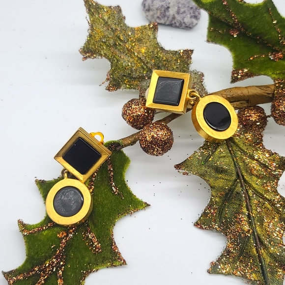 Circa 1980's Karl Lagerfeld Collection Brushed Gold & Black Stone clip earrings! - Picture 4 of 12